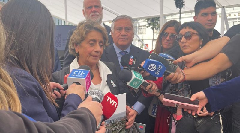 ministra Jessica López siendo entrevistada