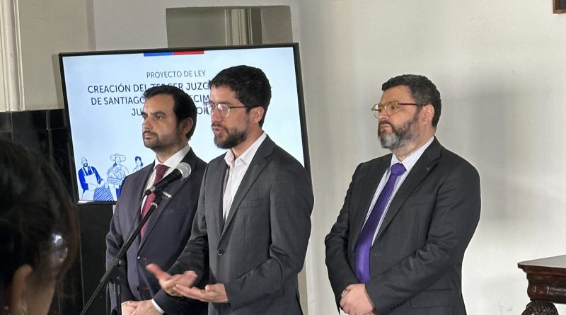 Conferencia de prensa presentando el proyecto