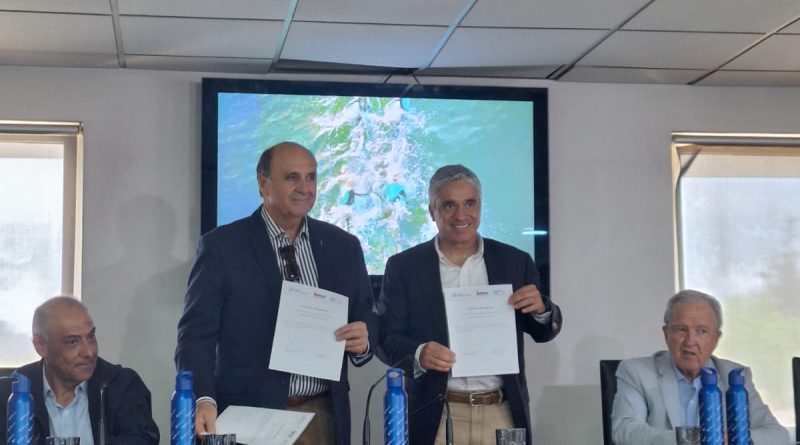 Francisco Urrejola, presidente del Club Deportivo Universidad Católica y Javier Parada, presidente de la Federación nacional de Triatlón