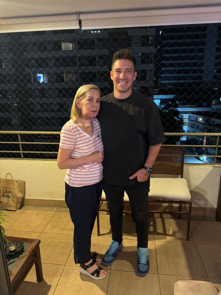 Carlos Ruz con su madre ya fallecida.